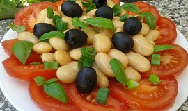 Rajčatový salát s fazolemi