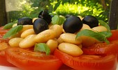 Rajčatový salát s fazolemi