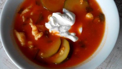 Rajská polévka s cuketou, bylinkami a kapáním