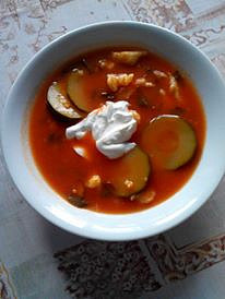 Rajská polévka s cuketou, bylinkami a kapáním