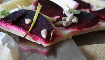 Ricottový koláč s červenou řepou a jarními cibulkami