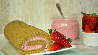 Roláda ze zeleného čaje Matcha s jahodovým mousse
