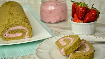 Roláda ze zeleného čaje Matcha s jahodovým mousse