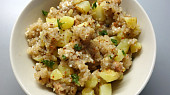 Sabudana khichdi (indické postní jídlo z tapiokových perliček)