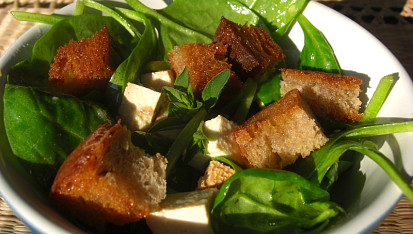 Salát z baby špenátu a tofu