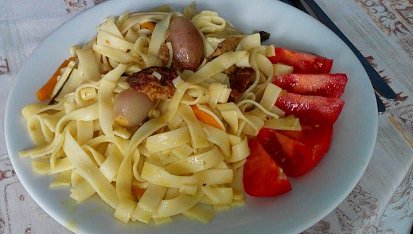 Široké nudle se zeleninou a řezy ze smažených klopsů