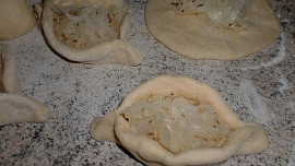 Slaný koláč se zelím a anglickou slaninou