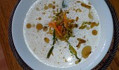 Smetanová cuketová polévka s křupavými zeleninovými nudličkami