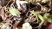 Soba nudle s rybou a jarní cibulkou