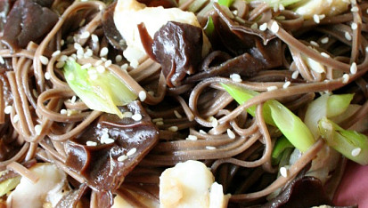 Soba nudle s rybou a jarní cibulkou