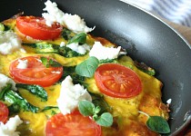Špenátová omeleta s rajčátky
