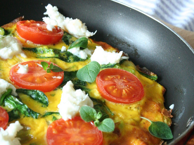 Špenátová omeleta s rajčátky
