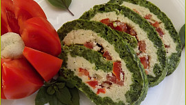 Špenátová roláda s gorgonzolou a rajčaty