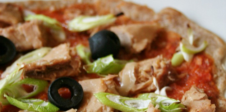 Štíhlá pizza (Tuňák, cibulka a parmezán)