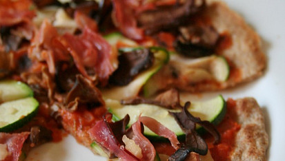 Štíhlá pizza, Sušená šunka, houby, cuketa, parmezán