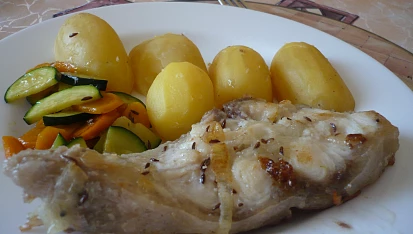 Sumec na bylinkách s máslovou zeleninou