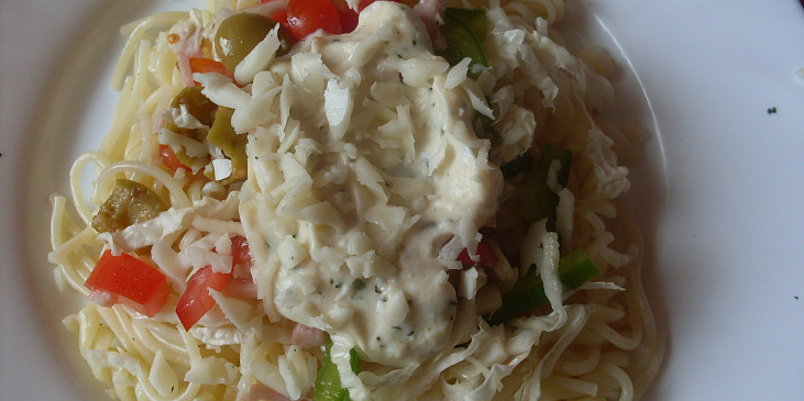 Těstovinový salát se zeleninou a sýrovou zálivkou
