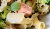 Těstoviny fiorelli s lososem, zelenou zeleninkou a houbami
