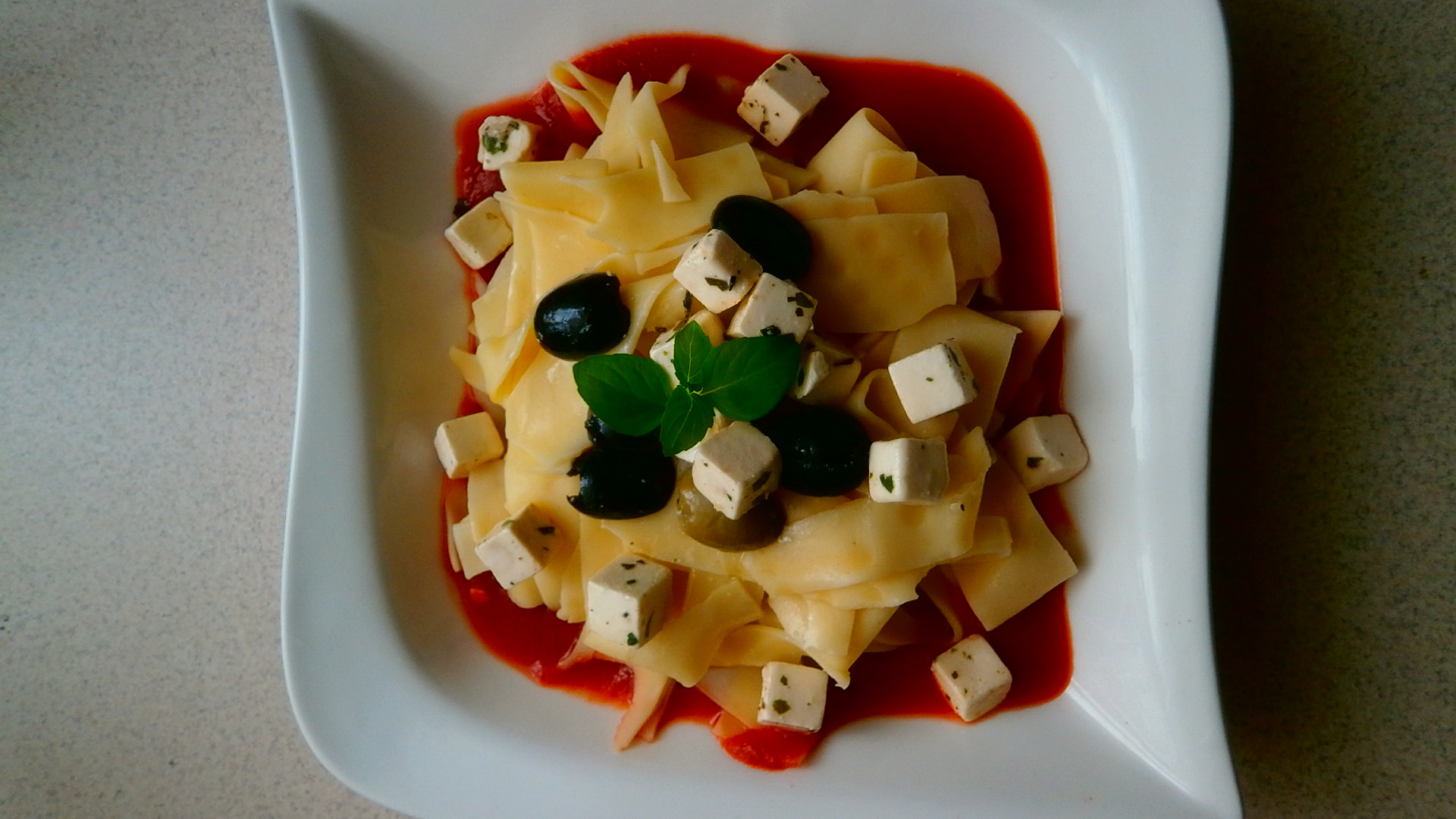 Těstoviny, rajčatová passata, kozí sýr a olivy