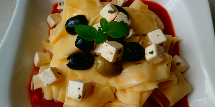 Těstoviny, rajčatová passata, kozí sýr a olivy