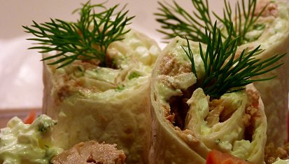 Tortilla plněná cottage, koprem a tuňákem