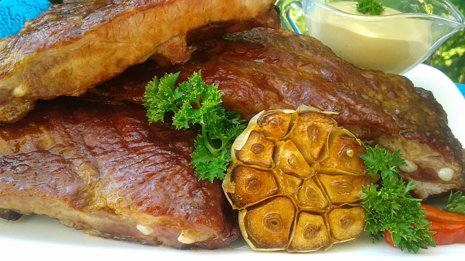 Uzená žebra pomalu pečená