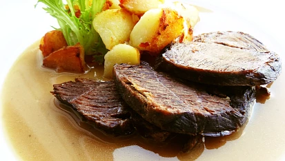 Vařená hovězí plec s Iberijským špekem