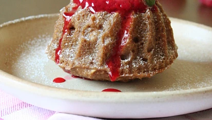 Veganské bábovičky z ovesných vloček s malinovým sirupem
