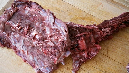 Vývar z kančích opečených kostí, s masovými knedlíčky z papiňáku