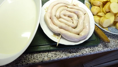 Zapečená vinná  klobása v brambůrkách