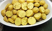 Zapečená vinná  klobása v brambůrkách