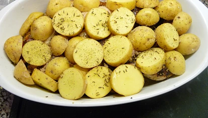 Zapečená vinná  klobása v brambůrkách