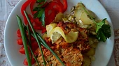 Zdravá sekaná, Druhý den s bramborovými spirálkami zapečenými s česnekovými lupínky a cibulovými kroužky, posypané zelenými natěmi,  ve smetaně 33%