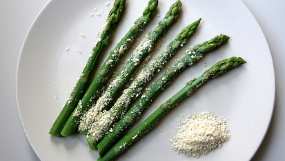 Zelený chřest s veganským "parmezánem"