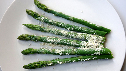 Zelený chřest s veganským "parmezánem"