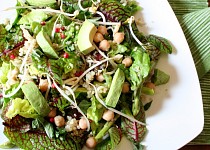 Zelený salát s cizrnou a quinoou