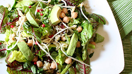 Zelený salát s cizrnou a quinoou