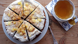 Ananasovo-ořechovo-kokosový dortík se šlehačkou