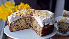 Ananasovo-ořechovo-kokosový dortík se šlehačkou