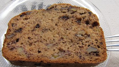 Bananovy chlebicek s vlasskymi orechy a cokoladou