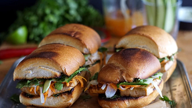 Bánh mì s pečeným tofu, koriandrem a nakládanou zeleninou