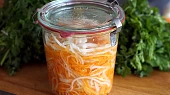 Bánh mì s pečeným tofu, koriandrem a nakládanou zeleninou