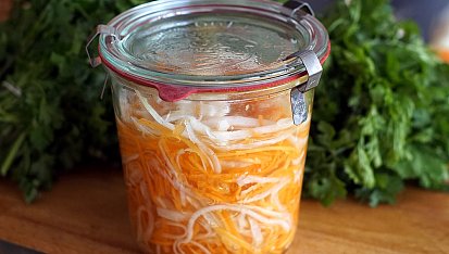Bánh mì s pečeným tofu, koriandrem a nakládanou zeleninou