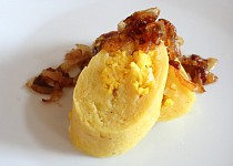 Bramborová roláda plněná brynzou a vejci se smaženou cibulkou