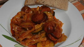 Buřty se zelím a cuketou na pivu