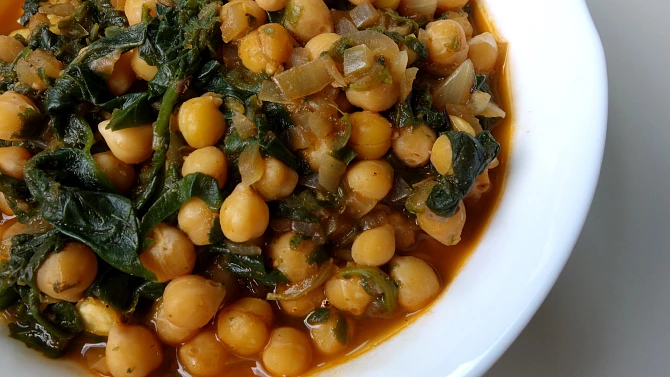 Chana saag (indická cizrna se špenátem)