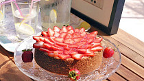 Cheesecake se sušenkovou krustou a čerstvým ovocem