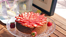 Cheesecake se sušenkovou krustou a čerstvým ovocem