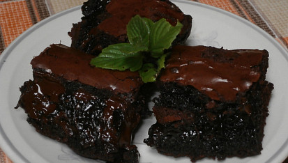 Čokoládové brownies s kousky čokolády, moje brownies-krájeno ještě vlahé