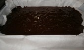 Čokoládové brownies s kousky čokolády (před pečením)